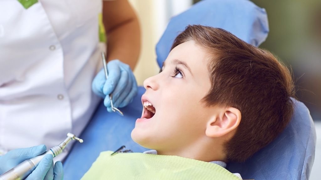 Niño en un tratamiento de pulpotomía