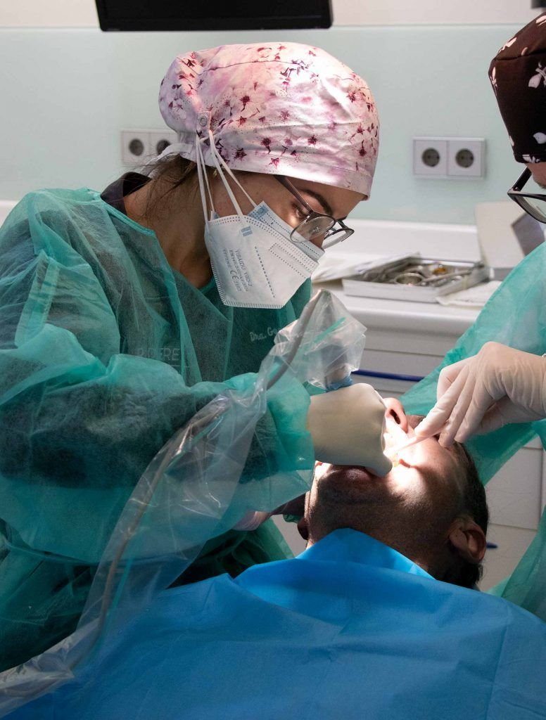 Dra. Mayka González con paciente