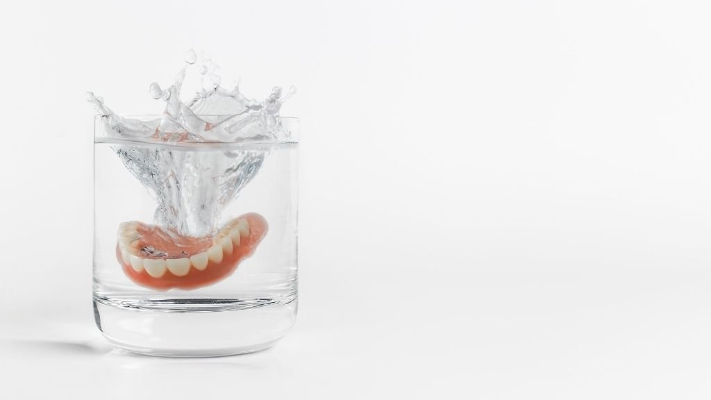 Limpiar prótesis dental removible