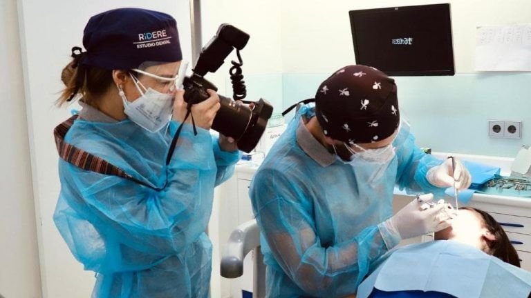 Dr. Ruiz and Dr. González working together