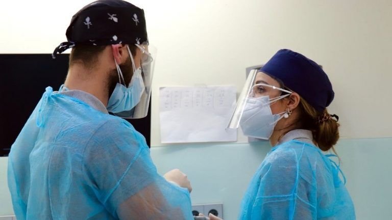 Dr. González and Dr. Ruiz working together